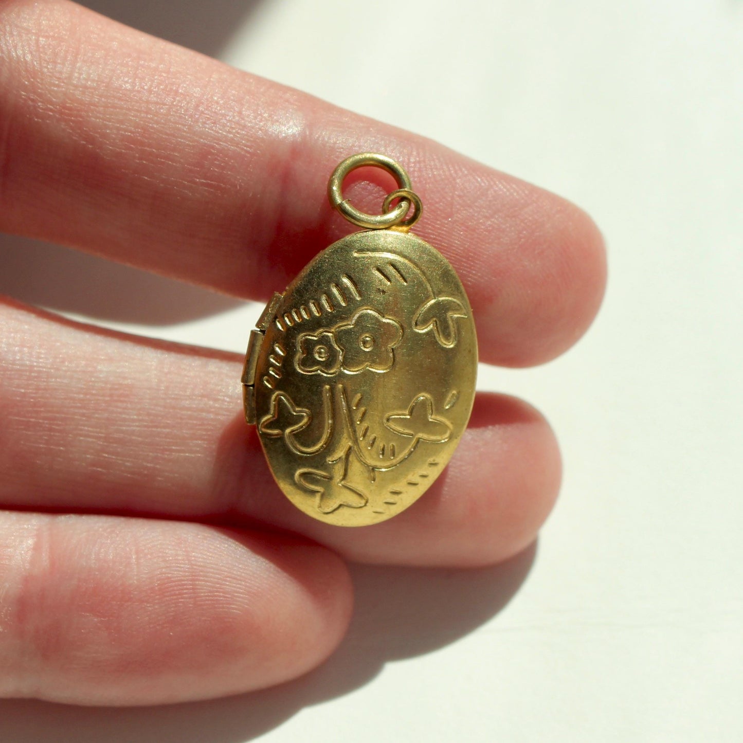 Vintage Oval Floral Locket - Brass Oval Locket with Floral Detailing - Vintage Brass Locket Charm