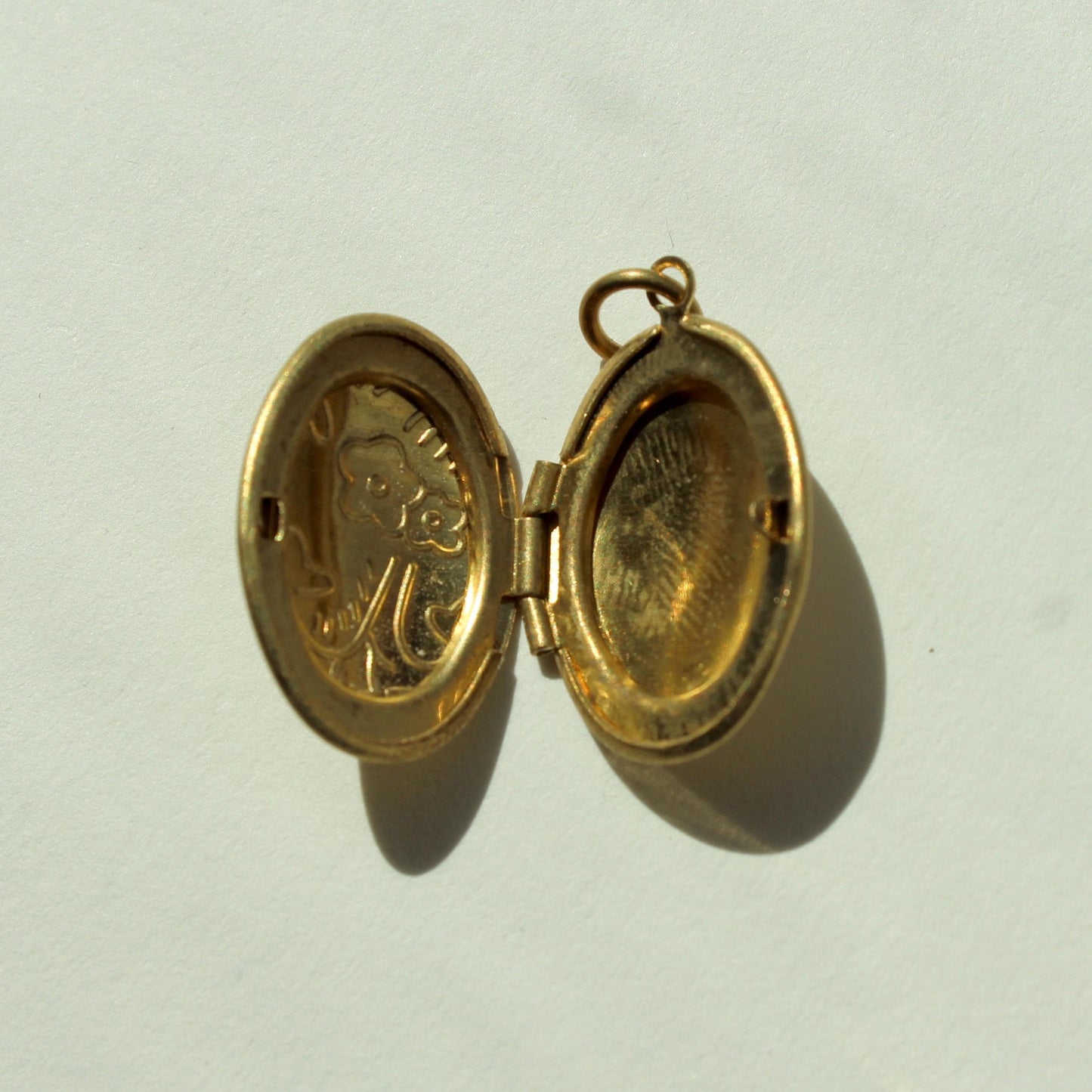 Vintage Oval Floral Locket - Brass Oval Locket with Floral Detailing - Vintage Brass Locket Charm