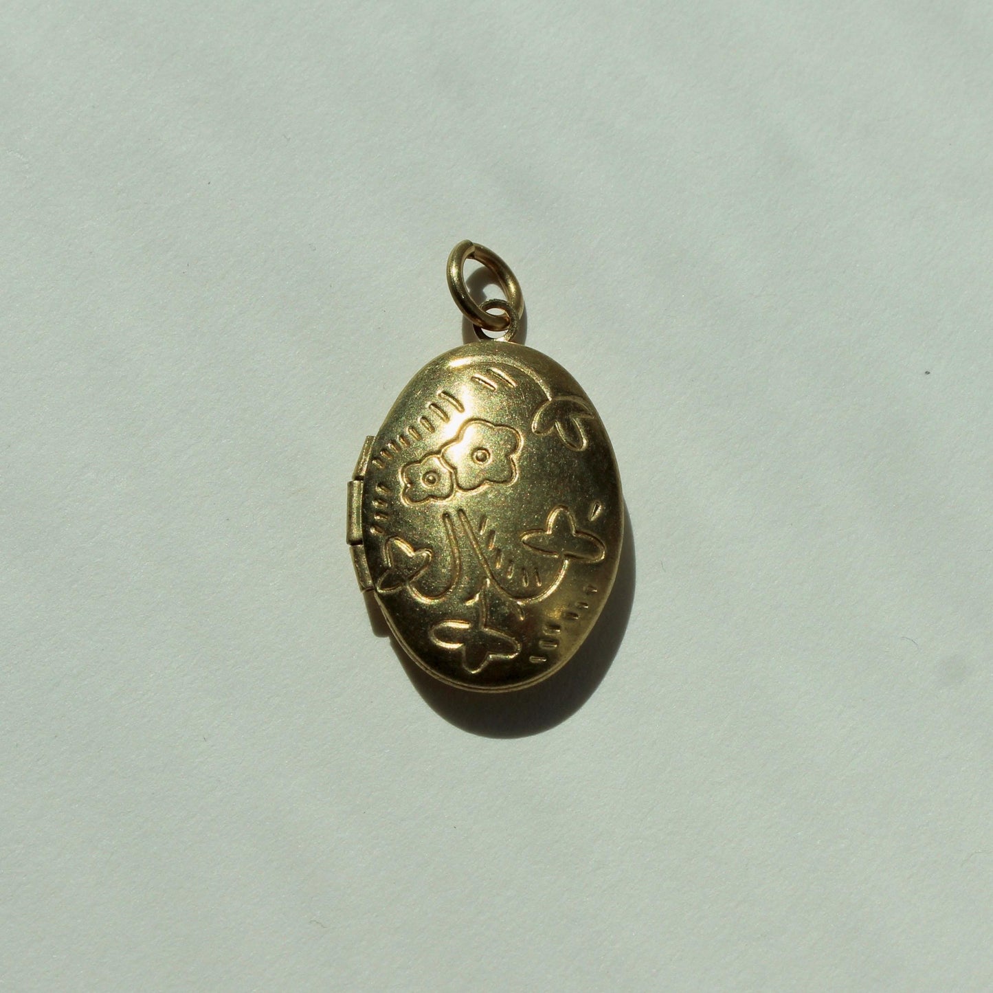 Vintage Oval Floral Locket - Brass Oval Locket with Floral Detailing - Vintage Brass Locket Charm