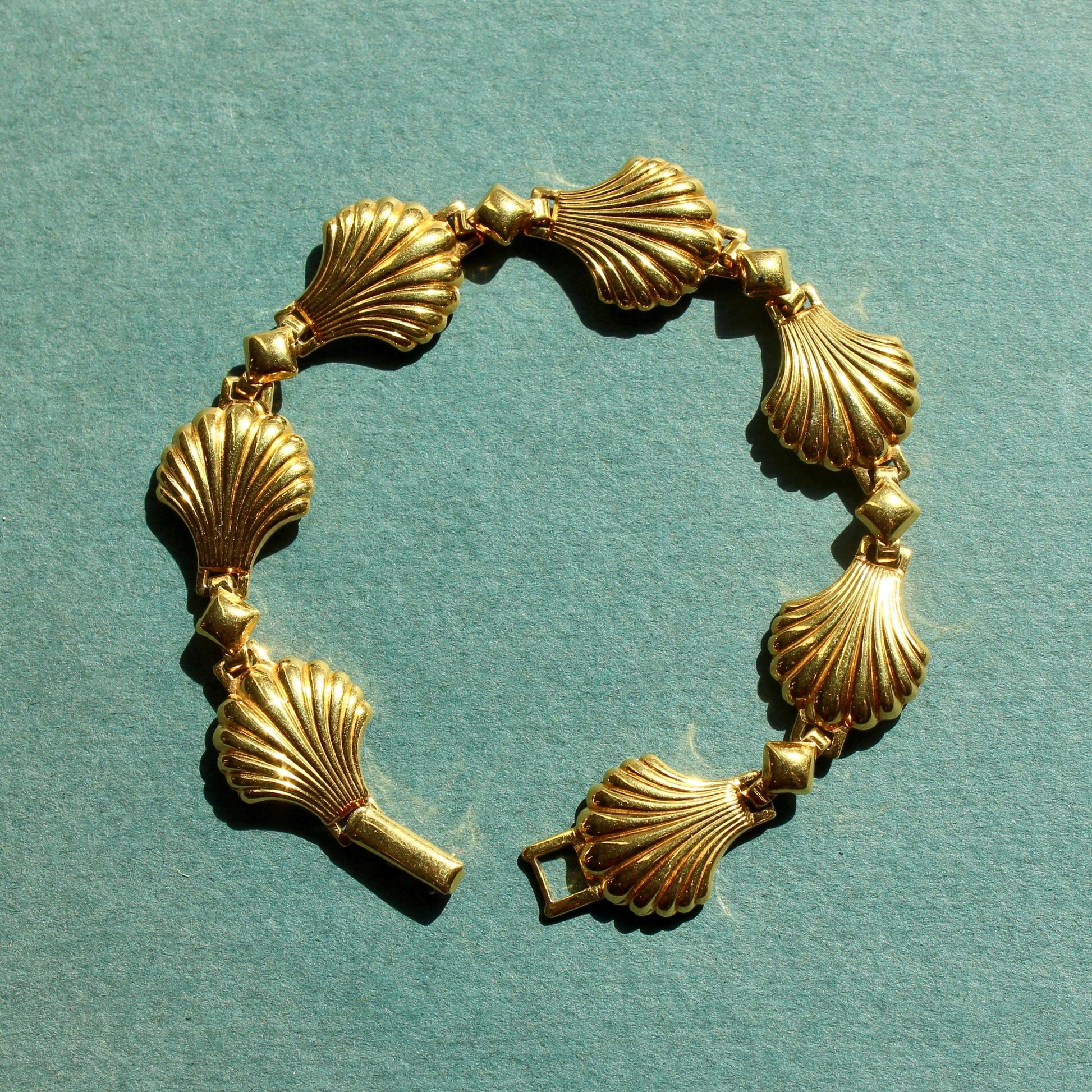 Vintage Avon Shell Bracelet - Vintage Gold Plated Beachy Bracelet