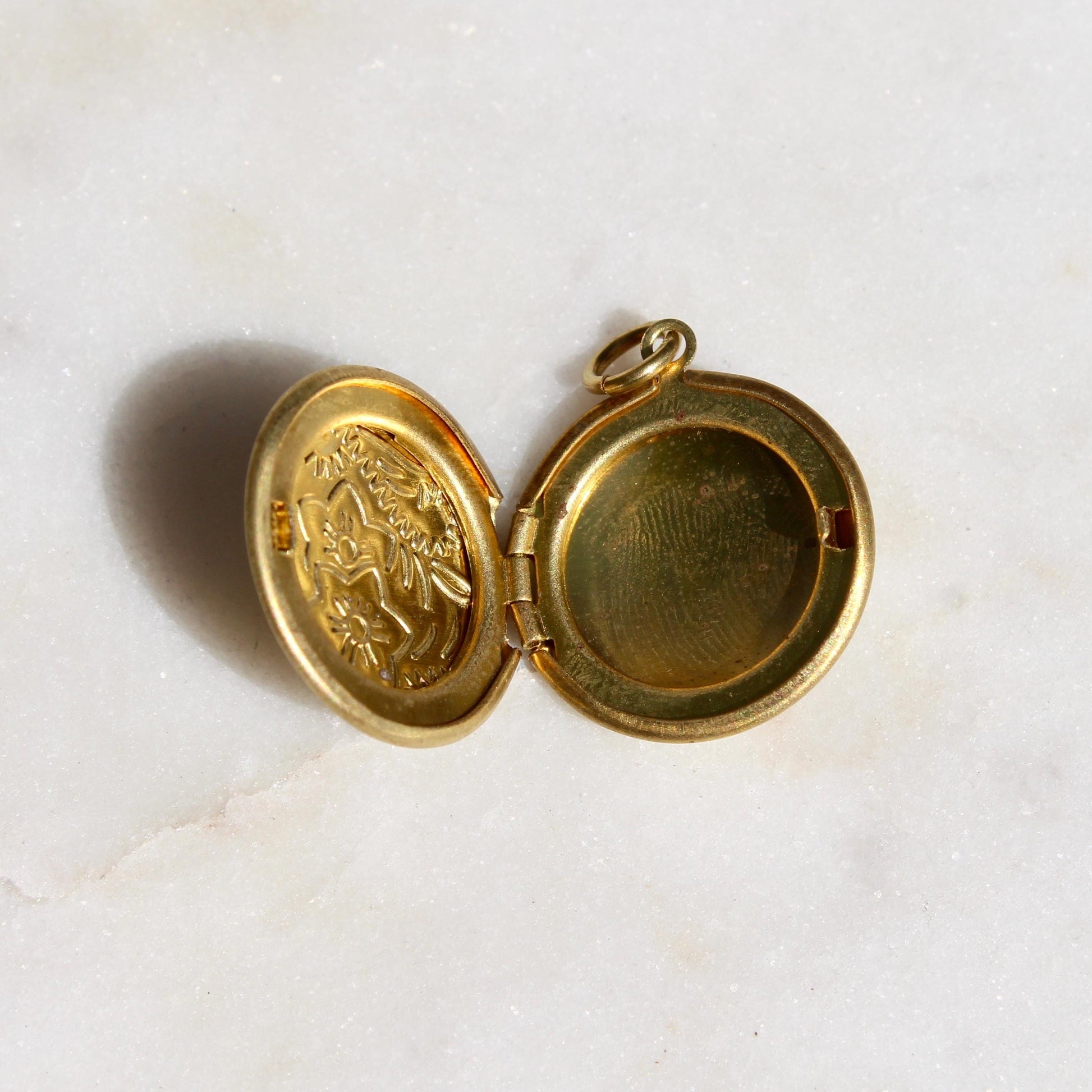 Vintage Brass Round Detailed Locket - Medium Gold Tone Round Locket - Vintage Brass Locket Circular Charm