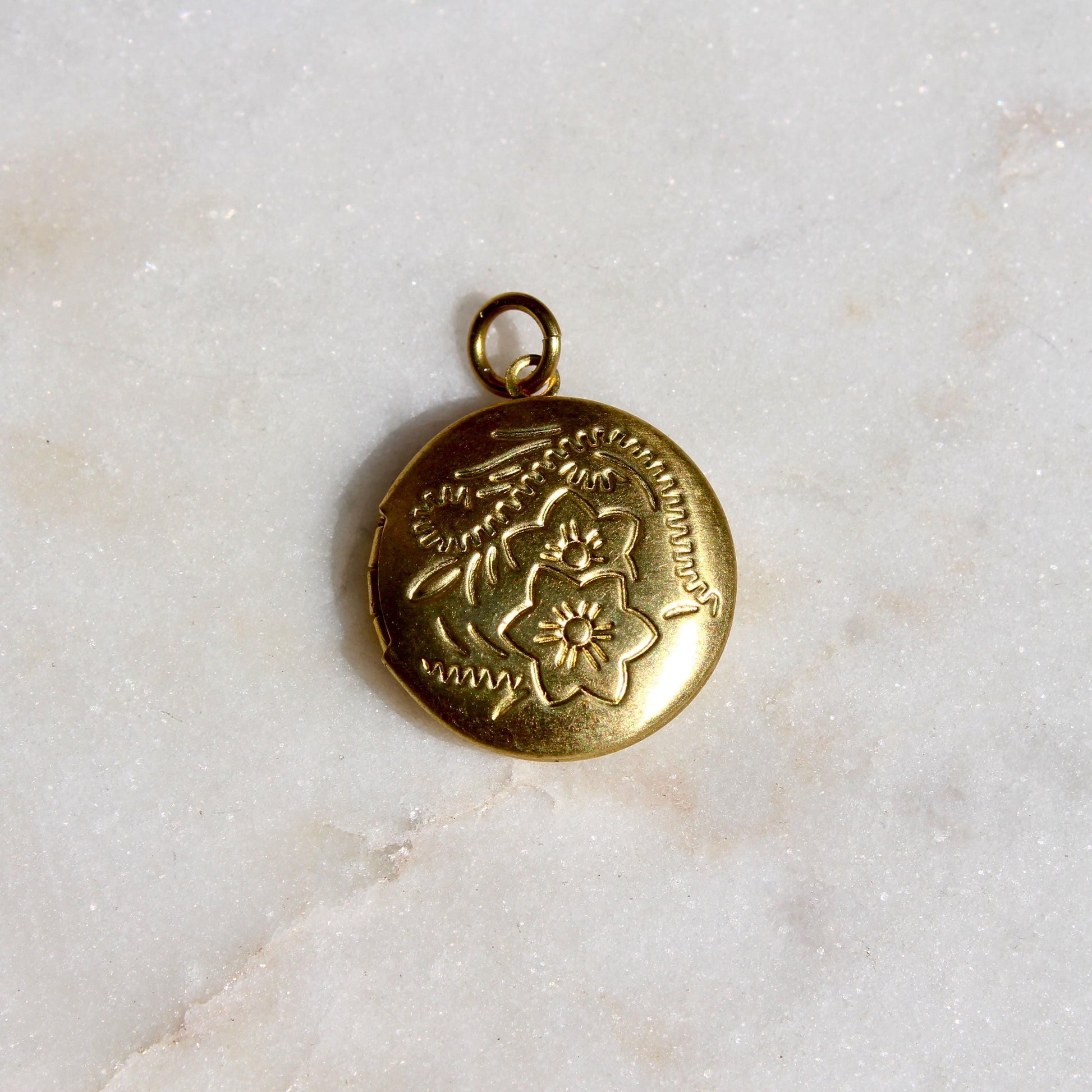 Vintage Brass Round Detailed Locket - Medium Gold Tone Round Locket - Vintage Brass Locket Circular Charm