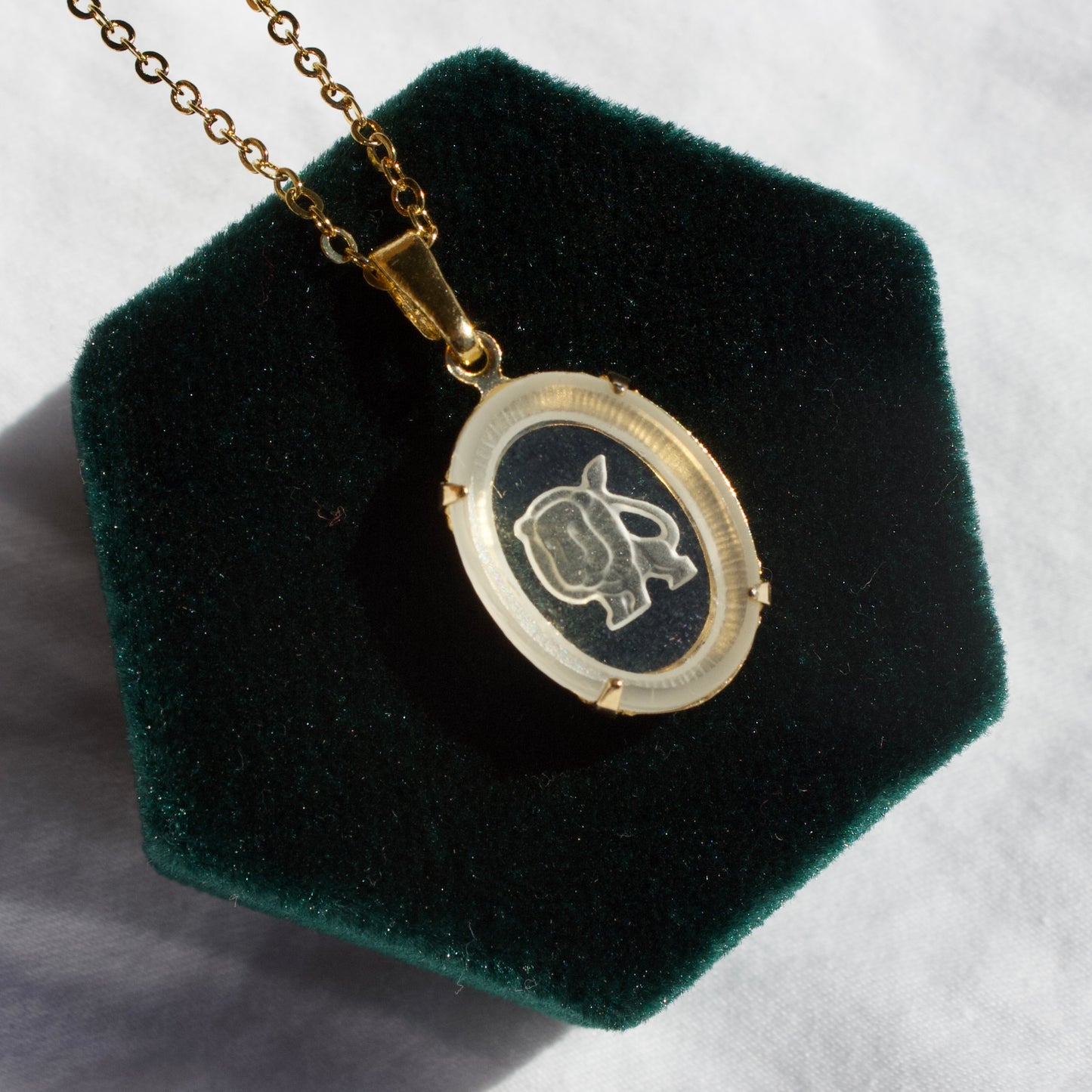 Vintage Leo Glass Cameo Pendant Necklace